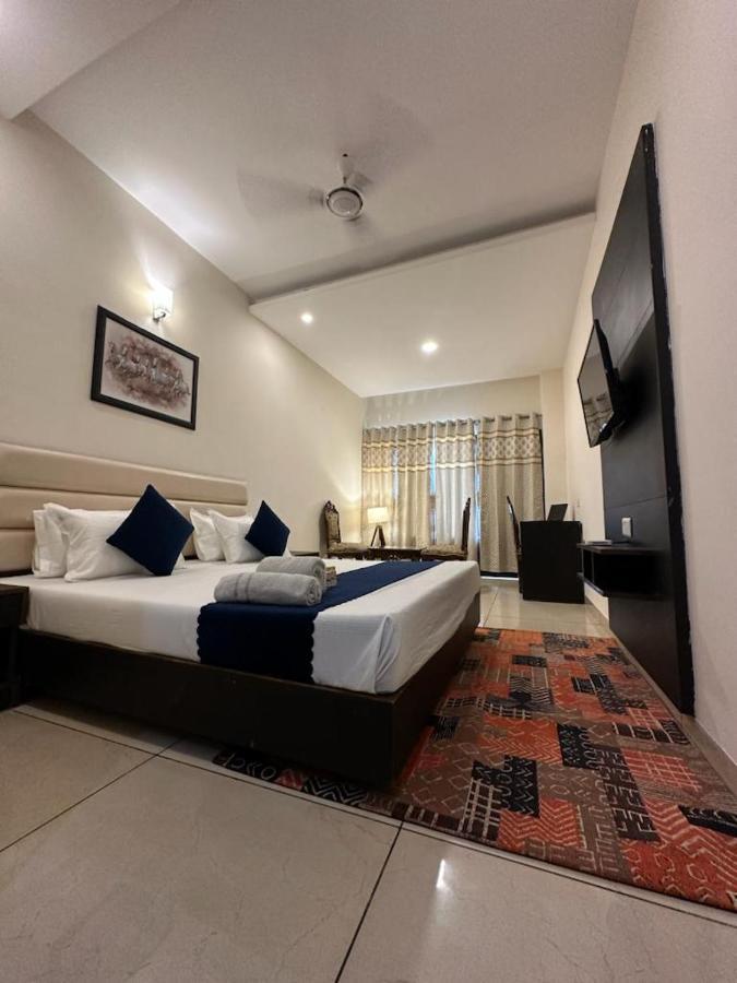Hotel Jb Residency !! Luxurious & Royal Balcony Rooms !! Large Rooms Zirakpur Zewnętrze zdjęcie