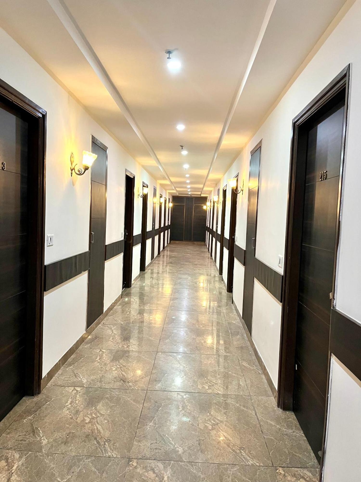 Hotel Jb Residency !! Luxurious & Royal Balcony Rooms !! Large Rooms Zirakpur Zewnętrze zdjęcie