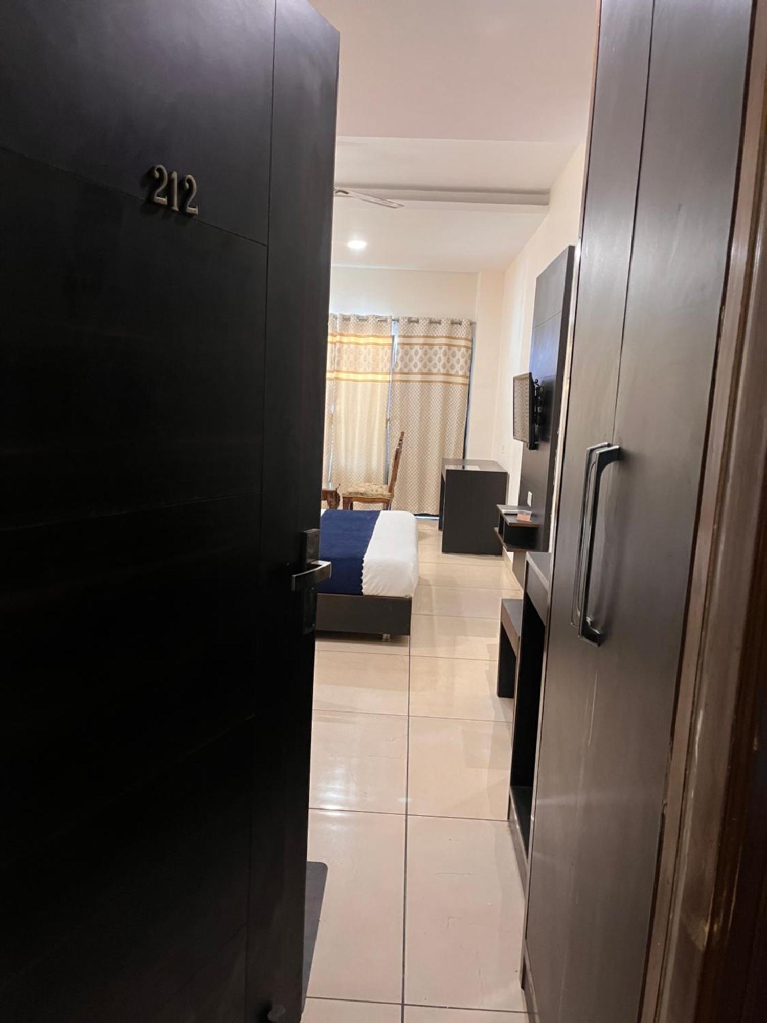 Hotel Jb Residency !! Luxurious & Royal Balcony Rooms !! Large Rooms Zirakpur Zewnętrze zdjęcie
