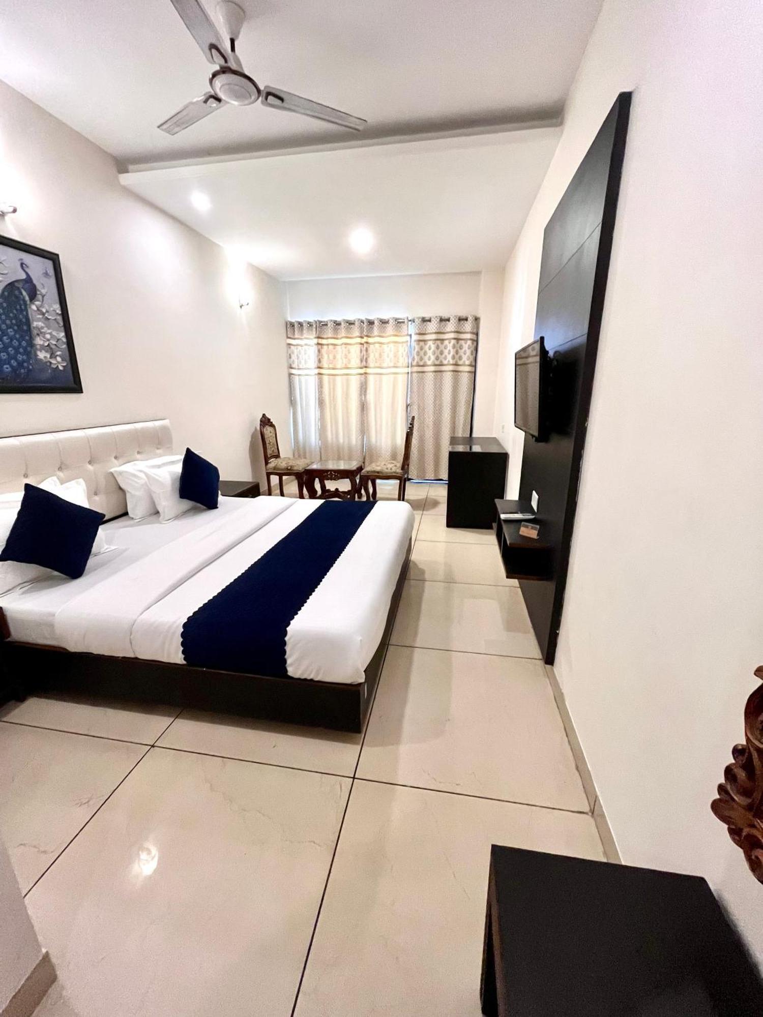 Hotel Jb Residency !! Luxurious & Royal Balcony Rooms !! Large Rooms Zirakpur Zewnętrze zdjęcie