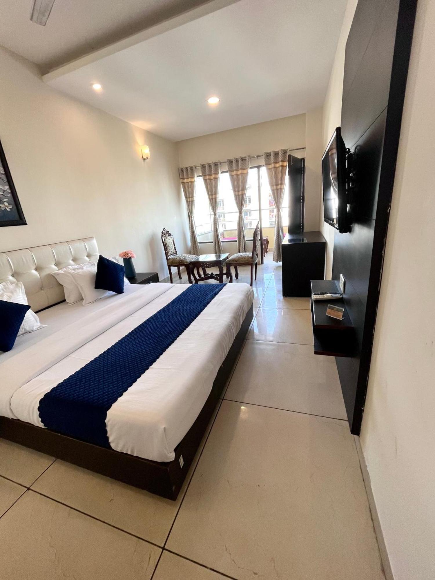 Hotel Jb Residency !! Luxurious & Royal Balcony Rooms !! Large Rooms Zirakpur Zewnętrze zdjęcie