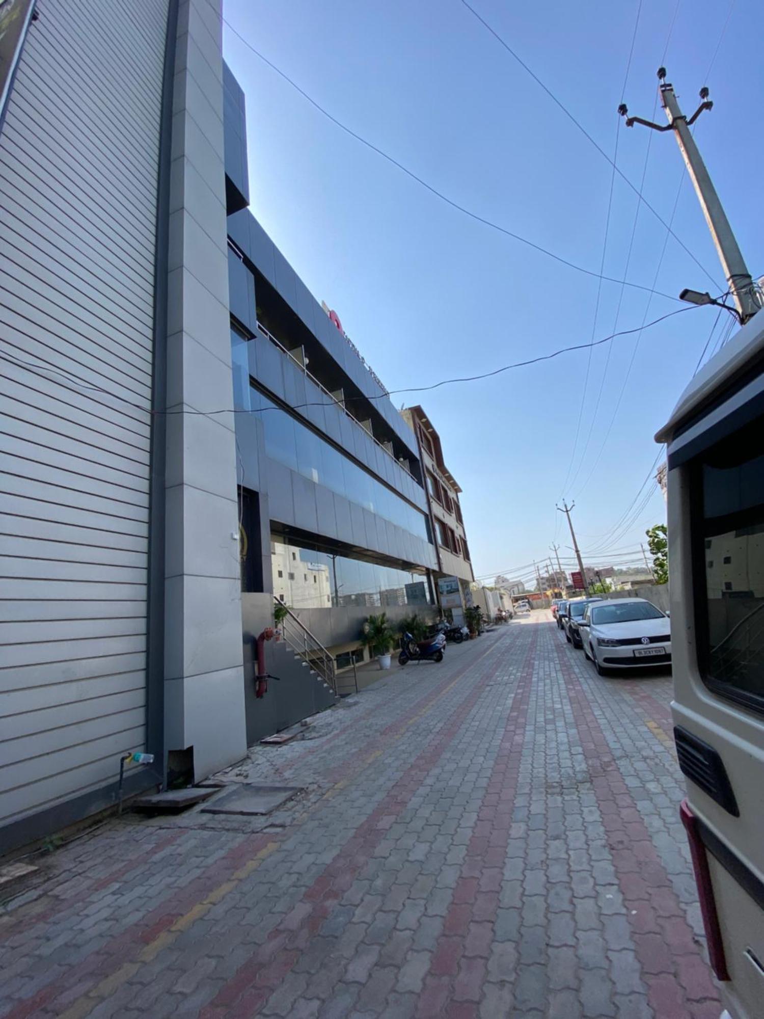 Hotel Jb Residency !! Luxurious & Royal Balcony Rooms !! Large Rooms Zirakpur Zewnętrze zdjęcie