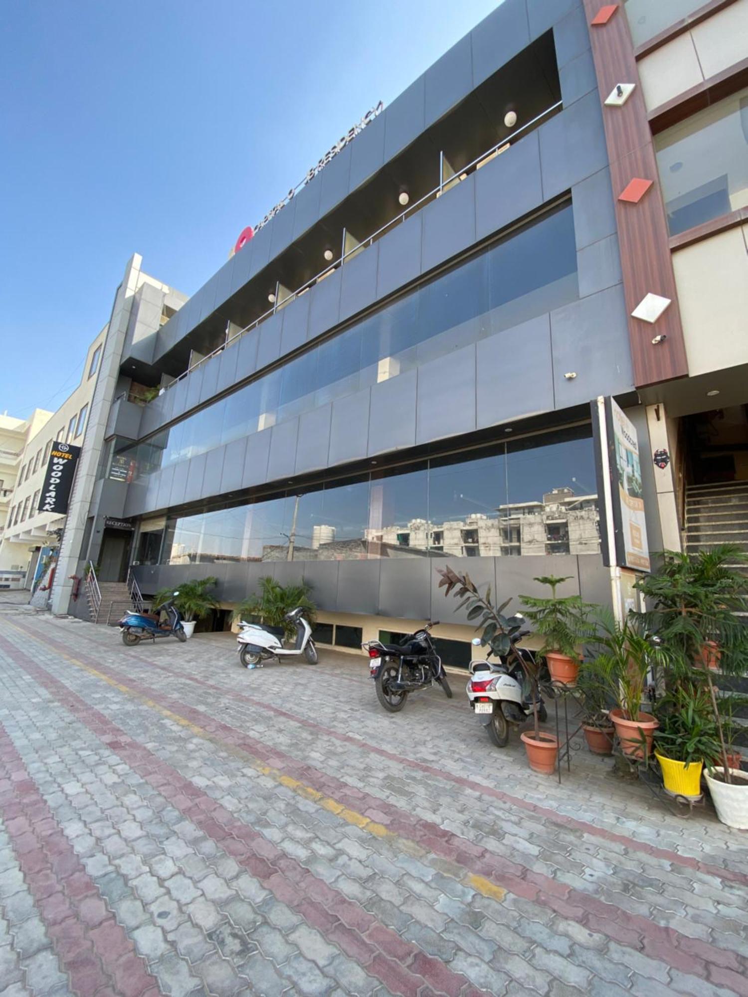 Hotel Jb Residency !! Luxurious & Royal Balcony Rooms !! Large Rooms Zirakpur Zewnętrze zdjęcie