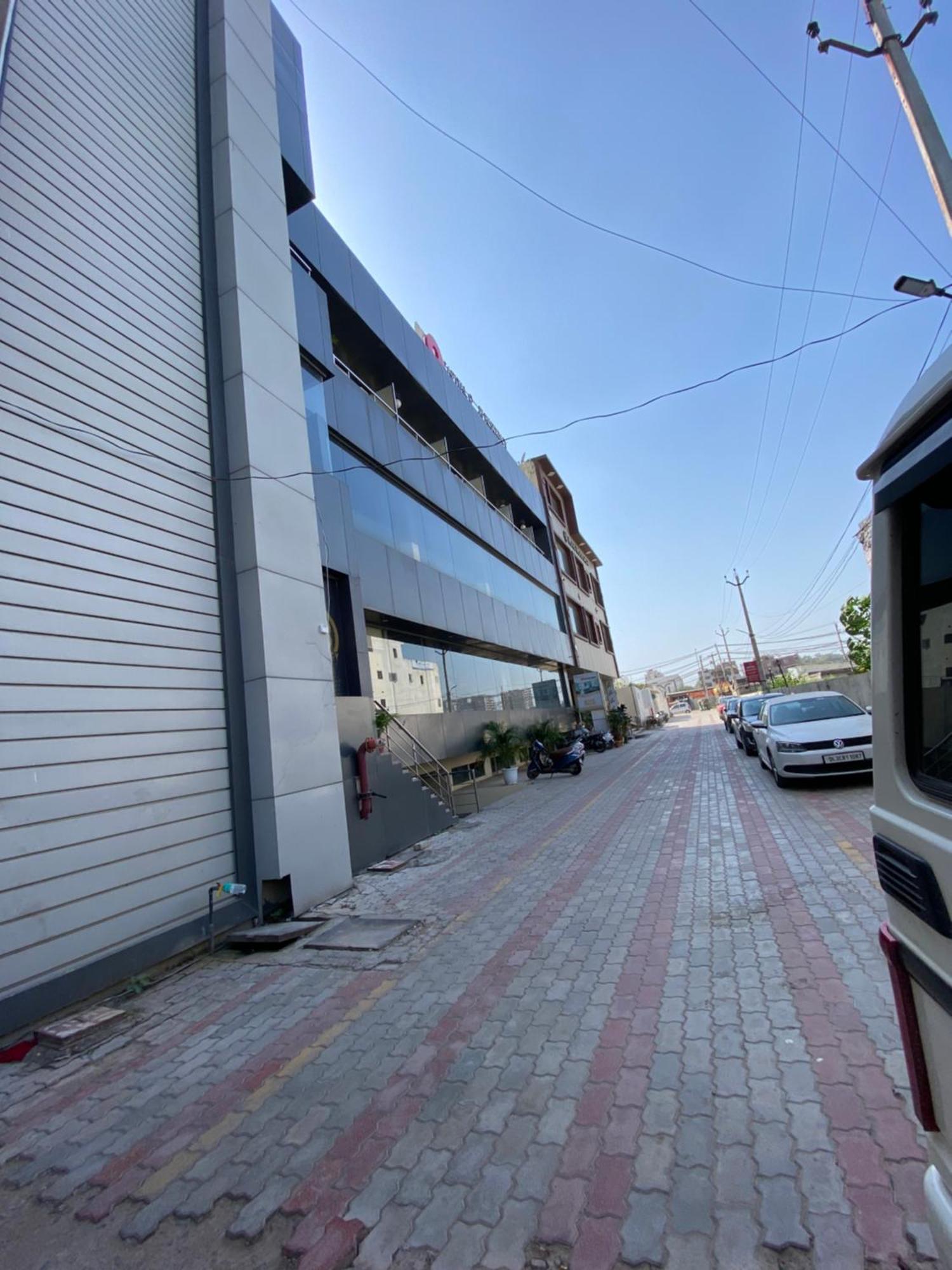 Hotel Jb Residency !! Luxurious & Royal Balcony Rooms !! Large Rooms Zirakpur Zewnętrze zdjęcie